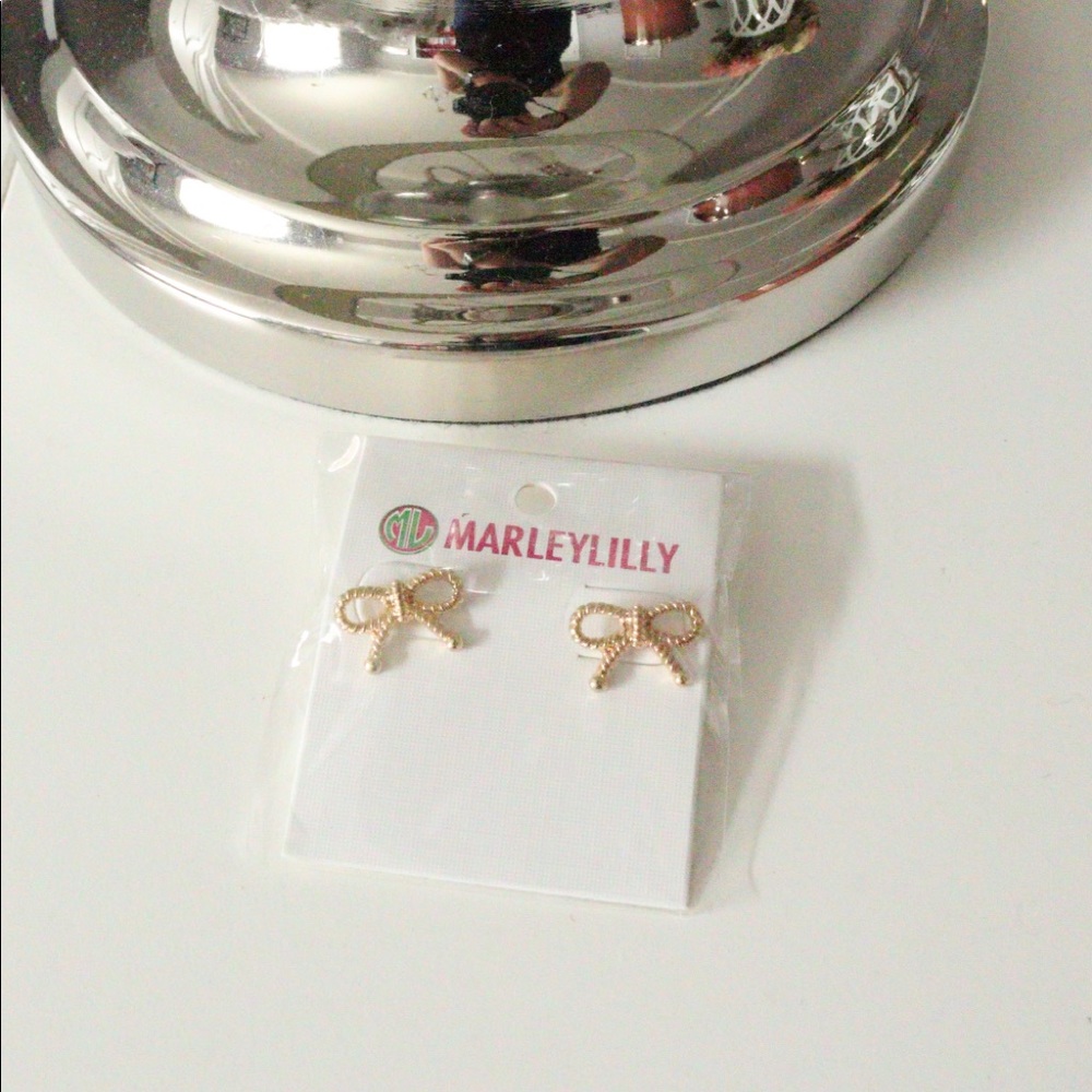 Never been worn dainty bow earrings.